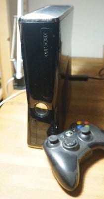 Xbox 360, Xbox 360 S Slim sort med en controller og strømkabel. Konsollen er testet og virker som de