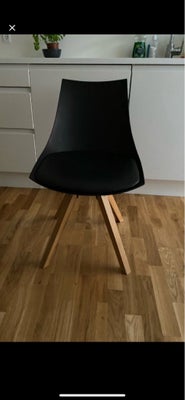 Spisebordsstol, JYSK, 1 stk. sort stol med træben. 
Sender ikke, kun afhentning. 
Sælges til 50 kr.