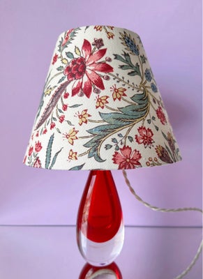Anden bordlampe, Murano, Vintage rød Murano lampe med håndsyet ‘costume made’ lampeskærm udført af t