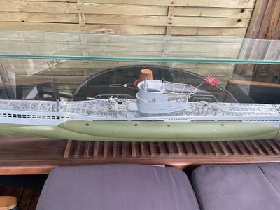Fjernstyret båd, Ubåd U47, Fjernstyret ubåd med montre .
Montre bund 180cm
Ubåd ca 170cm
Ubåden der 