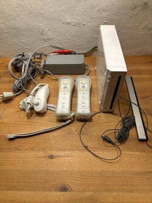 Nintendo Wii, God, Komplet Nintendo Wii med to controllers. 
Spil medfølger. 
Perfekt genbrugskøb ti