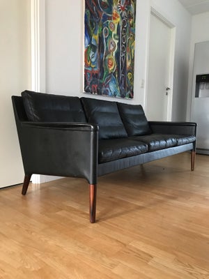 Sofa, læder, 3 pers. , Kurt Østervig model 55, Dansk 1950’er design sofa Sort læder . 
Den er røgfri