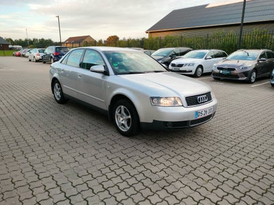 Audi A4, 1,6, Benzin, 2001, km 312500, sølvmetal, træk, nysynet, klimaanlæg, aircondition, ABS, airb