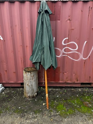 Parasol, To velfungerende parasoller, de fungerer som de skal.

Standen er god få brug spor ses.

Ka