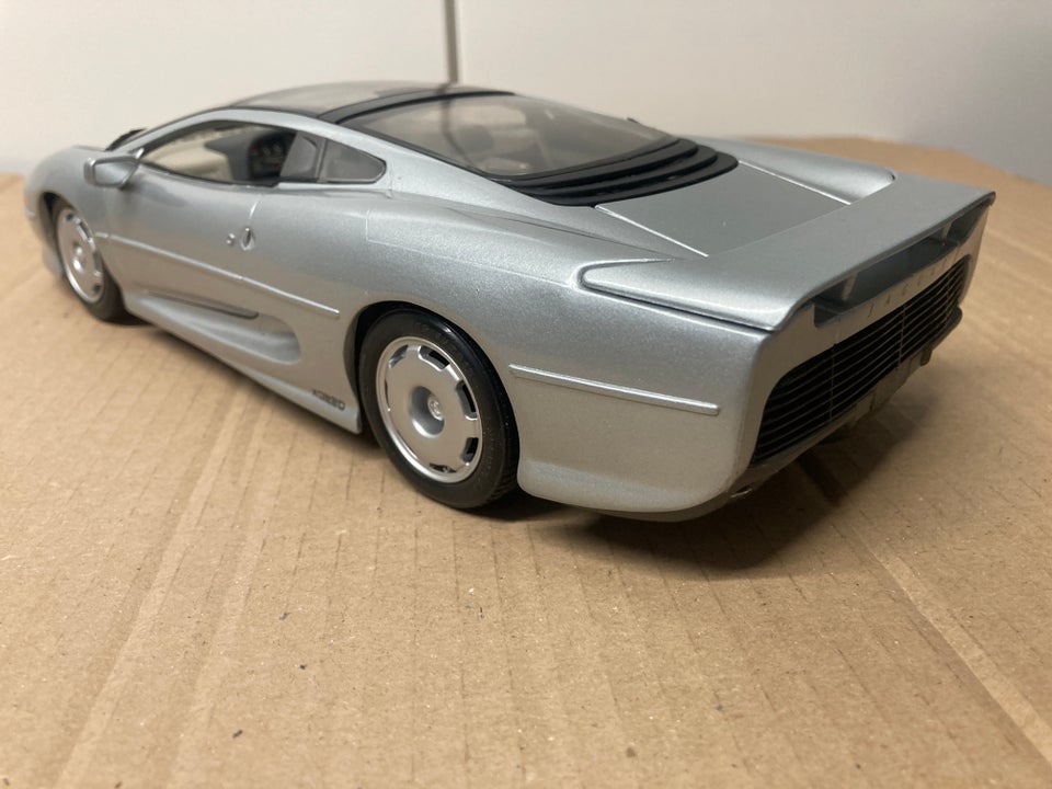 Modelbil, Jaguar XJ220 1/18, skala 1:18