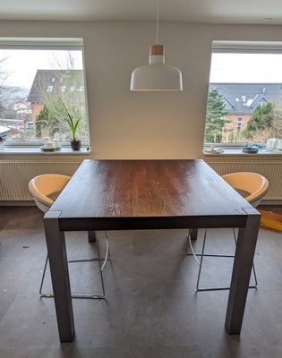 Spisebord, træ/stål, ILVA, b: 120 l: 120, h: 91. Højt spisebord Stål ben der er nemme at montere/fje