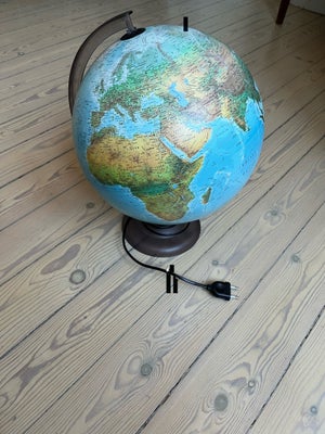 Globus, Globus med lys i, og sort plast fod.

Har selv købt den brugt. Obs. Nordamerika/Canada er ut