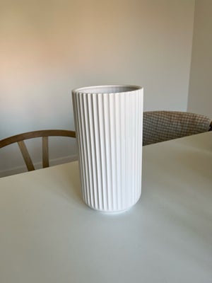 Vase, Lyngbyvase, Lyngby, Hvid Lyngby vase.

H: 25 cm

Brugt sparsomt. Fin stand. Ingen ridser, skår