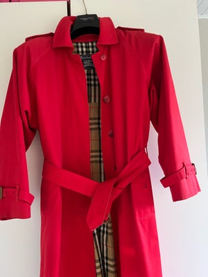 Trenchcoat, str. 38, Burberry,  Rød,  Næsten som ny, Burberry trenchcoat.
Rød, størrelse 38 - lang m