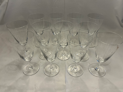 Glas, Diverse glas, Apart, Holmegård, 12 rødvinsglas 15 cm 80kr
12 hvidvinsglas 14,2 cm 60kr
5 cogna