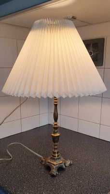 Anden bordlampe, 
Meget fin ældre bordlampe i messing med plisseret skærm.
Måler ca 53 cm fra fod ti