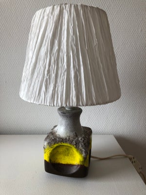 Anden bordlampe, Fin lille retro bordlampe i keramik i brun/gul med hvid Ikea lampeskærm. Lampefoden