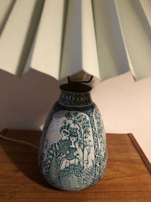 Anden bordlampe, Bjørn Wiinblad Nymølle, Commedia dell’arte lampe i den ikke så almindelige grønne f