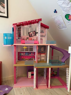 Barbie, Dreamhouse, Kæmpestort Barbie Dream House med rutsjebane, pool og elevator. 
Der er lidt kli