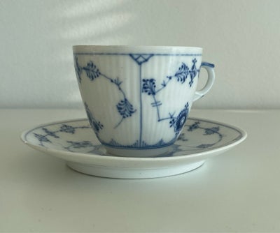 Porcelæn, Kaffekop med underkop, Royal Copenhagen, Et sæt med musselmalet riflet kaffekop #93 og und