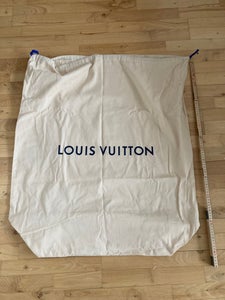 Louis Vuitton Backstage listo para ponerse de París otoño invierno Dos  modelos vistiendo ruched chaqueta gris, la falda y el vestido, el pelo en  una Fotografía de stock - Alamy