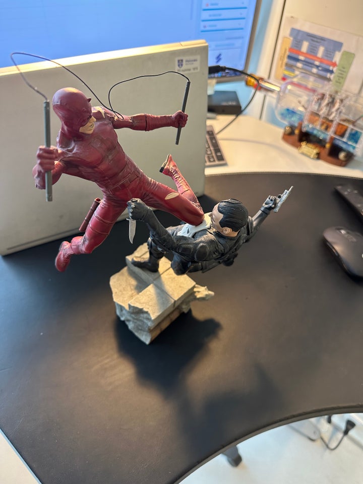 The Punisher VS Daredevil Polystone Diorama, Sideshow