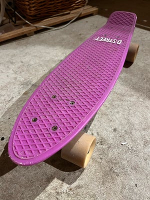 Skateboard, D Street, Penny Board i fin stand. Kun brugt ganske lidt