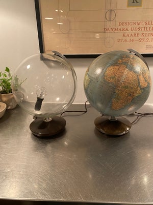 Globus, glas, 2 vintage / retro globusser i glas.
Næsten identiske. På mørk træfod, diam. ca. 22 cm.