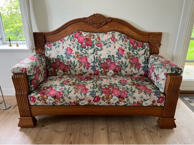 Sofa, 2 pers., Fin gammel og solid sofa med høj ryg i blomstret betræk. Sofaen er ombetrukket. Flott