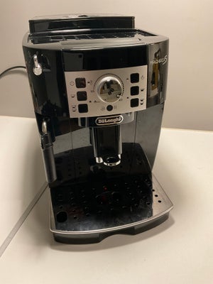 Kaffemaskine, Delonghi Magnifica S, Rigtig god kaffemaskine. Købt 1.9.2024 så stadig garanti i knap 