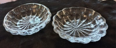 Glas, 2 unike skåle, Holmegaard, SW, 2 skåle fra Holmegaard af Sidsel Werner.
De ligner unika, da de