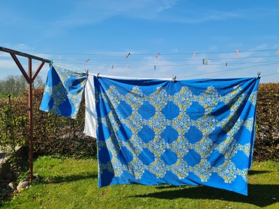 Sengetøj, Smukt himmelblåt svensk retro sengesæt 
I fin brugt stand med almindelige brugsspor


Se o