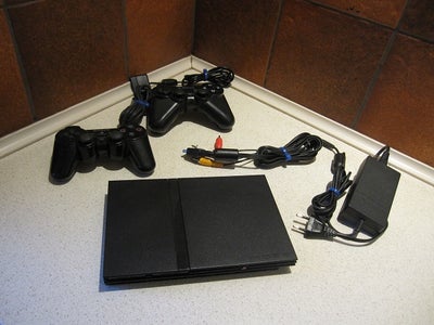 Playstation 2, SCPH-70004 (sort m/2 joystick), Perfekt, 
- 1 Konsol,
- 2 Joystick ,
- Strømforsyning