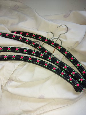 Bøjler, Flet, Retro bøjler, sorte med pink "roser" - 4 stk
Rust på metal
