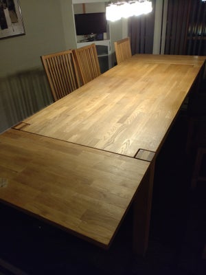 Spisebord m/stole, Spisebord i mørkolieret eg med 2 tillægsplader på 45 cm hver bordet måler 90 x 18