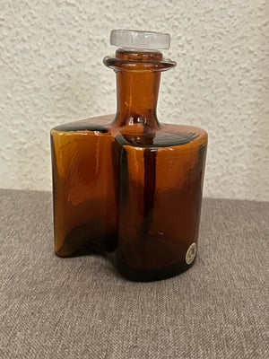 Glas, Holmegård Karaffel, Super flot med Holmegaard mærke.
Mål.Højde:15cm.
Fremstår i pæn stand.

Mo