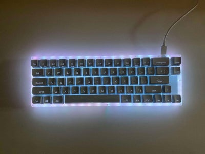 Tastatur, GamaKay, K61 60%, God, Lækkert tastatur med vild RGB som kan skiftes.

Fin stand, dog ikke