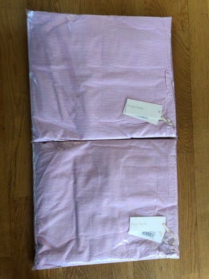 Sengetøj, Studio feder, To sæt sengetøj i lyserød/hvide striber. Ubrugt og stadig i emballage. Almin