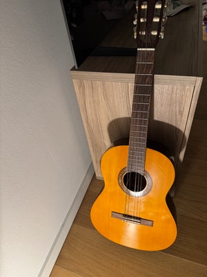 Klassisk, Yamaha CS45, Sælger denne fine Yamaha CS45 guitar.

Guitaren er i 3/4 størrelse og er derf