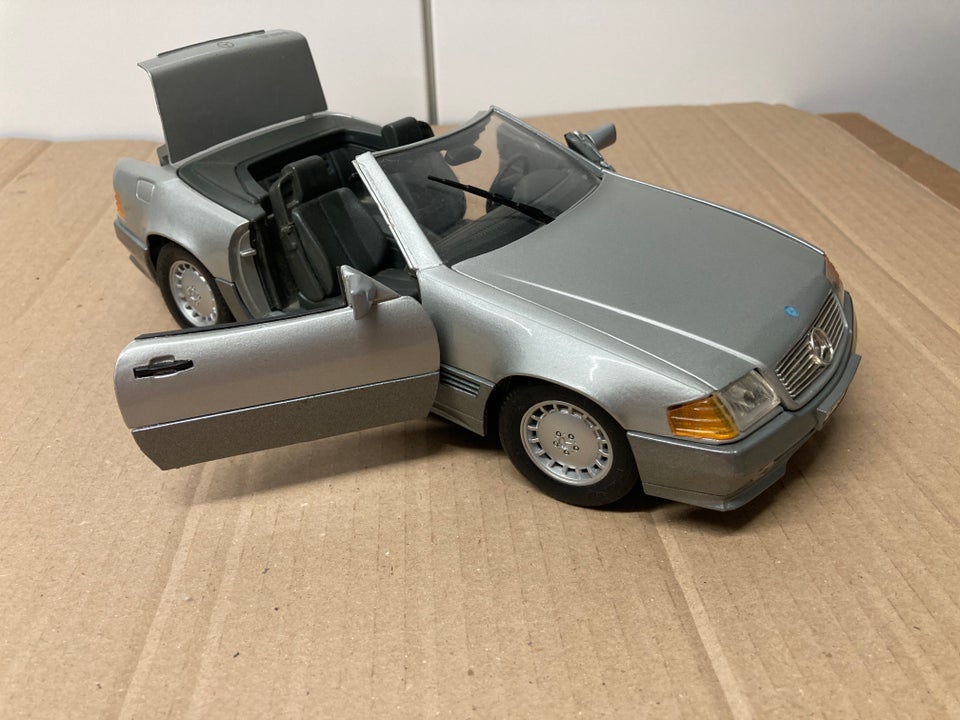 Modelbil, Mercedes 500 SL SL500 1989 1/18, skala 1:18