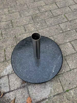 Parasolfod, Sten/Granit, Sælges pga flytning. 
50 cm i diameter, 8 cm høj.
Skal afhentes i Nivå