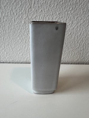 Keramik, Vase, Strehla. 
H 11,5 cm. 
Brugsspor indv. 