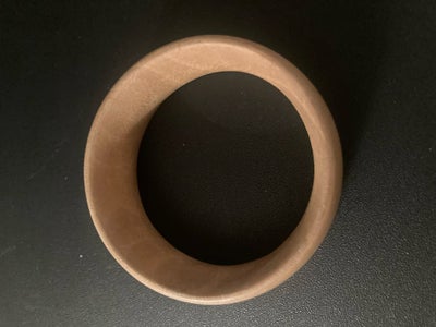 Armbånd, træ, Håndlavet, Meget flot armbånd i lyst træ
Diameter 7 1/2 cm
Højde 3 cm
Købt på kunstmes