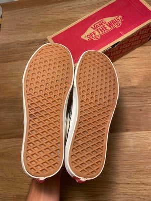 Sneakers, Vans, str. 39, Vans slip-on checkerboard

Lettere misfarvning og et hul på højre skos stof