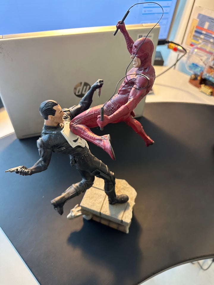 The Punisher VS Daredevil Polystone Diorama, Sideshow