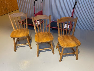 Køkkenstol, Lyst træ, Tre fine kro stole i lyst træ er klar til at komme videre. Giv et bud.