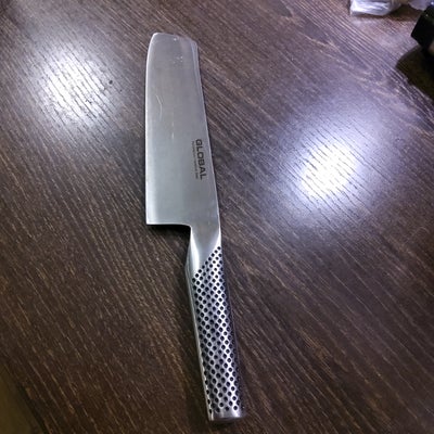 Bestik, Kokkekniv, Global, Måler 30 cm ialt.
Knivblad er 18 cm.