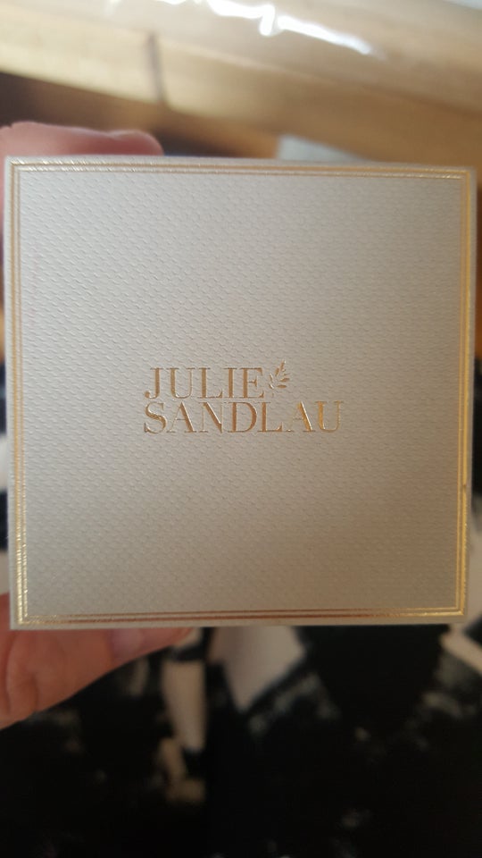 Ørestikker, Julie Sandlau