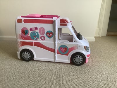 Barbie, Ambulance og tilbehør, Det er en ambulance med en læge og en masse tilbehør bl.a. gaver, læg