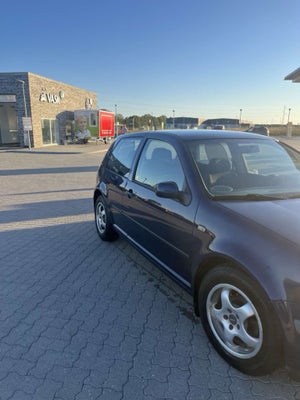 VW Golf IV, 1,6, Benzin, 1998, km 212000, blå, træk, ABS, airbag, 3-dørs, centrallås, startspærre, s