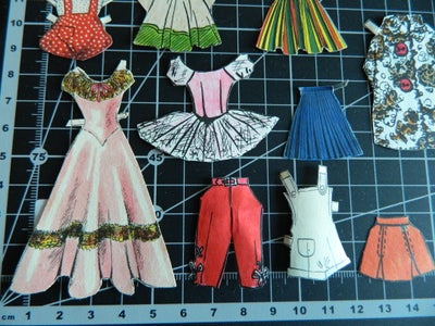 Påklædningsdukker, Tøj til gammel påklædningsdukke fra 50érne., 11 dele til lille påklædningsdukke. 