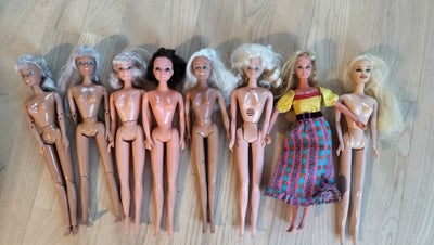 Barbie, 8 Vintage barbier blandet stand.
En mangler lillefinger, en har skrue synlig ved hofte, og e