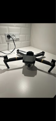 DJI mavic pro flymore package, DJI, Fin DJI drone med få flyve timer!

3 batterier 
Oplader
Praktisk