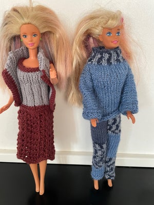 Barbie, Hjemmestrikket tøj til Barbie, Hvert sæt koster 20 kr - se også mine andre annoncer med barb