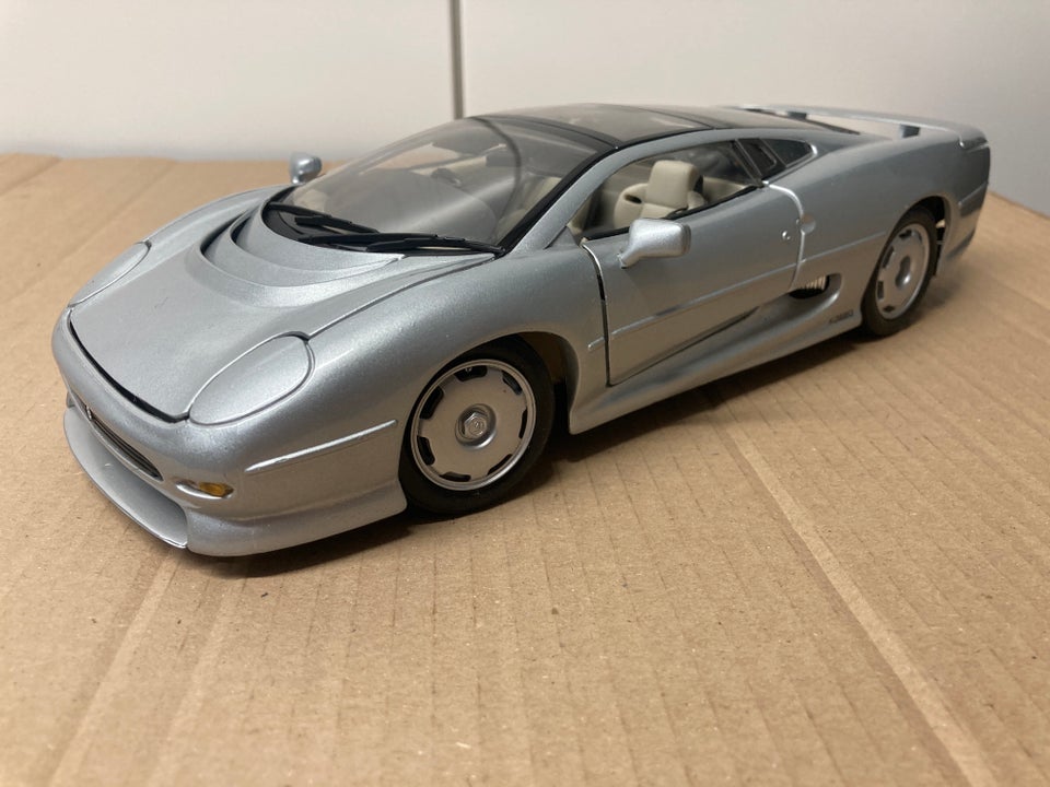 Modelbil, Jaguar XJ220 1/18, skala 1:18